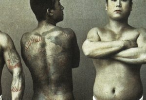 Uomo con tatuaggio tradizionale giapponese Irezumi (dettaglio) da Japanese Photographer